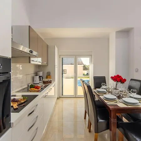 Vila Shaula 2 By Guide