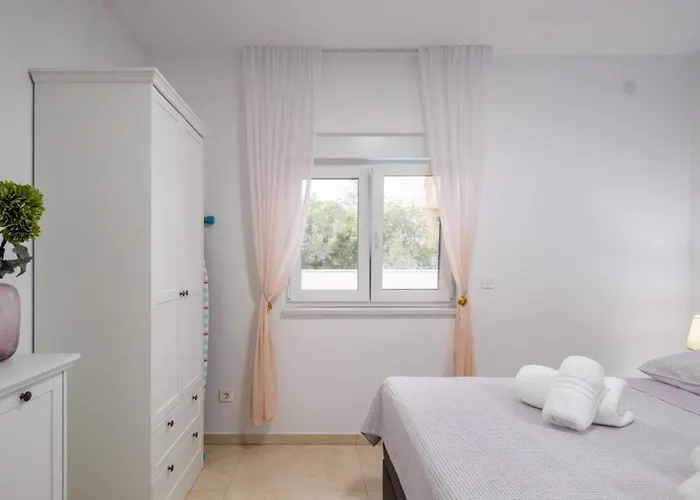 Shaula 2 By Guide Villa